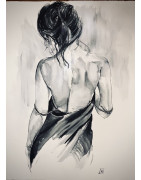 De dos, tenant sa robe
