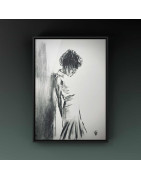 Femme adossée à un mur