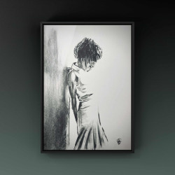 Femme adossée à un mur