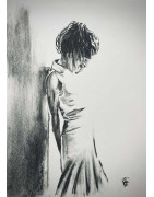 Femme adossée à un mur
