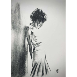 Femme adossée à un mur