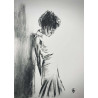 Femme adossée à un mur